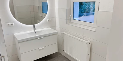 Monteurwohnung - Balkon - Sennfeld - Badezimmer mit Dusche  - Monteurzimmer2Rent