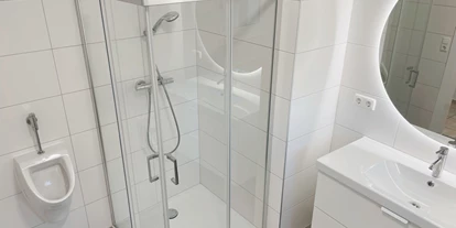 Monteurwohnung - Kühlschrank - PLZ 97453 (Deutschland) - Badezimmer mit Dusche  - Monteurzimmer2Rent