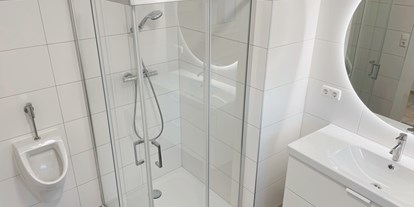 Monteurwohnung - Kühlschrank - PLZ 97440 (Deutschland) - Badezimmer mit Dusche  - Monteurzimmer2Rent