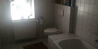 Monteurwohnung - Art der Unterkunft: Gästezimmer - Karlshuld - Badezimmer mit Wanne und Dusche - Am-Mailinger-Moos Ingolstadt