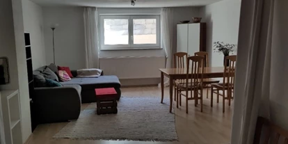 Monteurwohnung - Zimmertyp: Einzelzimmer - PLZ 85408 (Deutschland) - Blick zum Fenster - Möblierte Kellerwohnung für Wochenendheimfahrer in Landshut