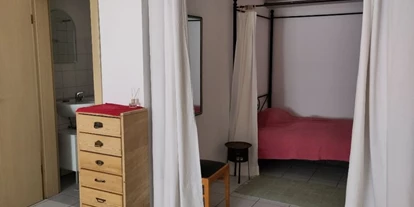 Monteurwohnung - Zimmertyp: Einzelzimmer - PLZ 85408 (Deutschland) - Himmelbett in Nische - Möblierte Kellerwohnung für Wochenendheimfahrer in Landshut