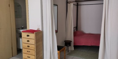 Monteurwohnung - Küche: eigene Küche - PLZ 84030 (Deutschland) - Himmelbett in Nische - Möblierte Kellerwohnung für Wochenendheimfahrer in Landshut
