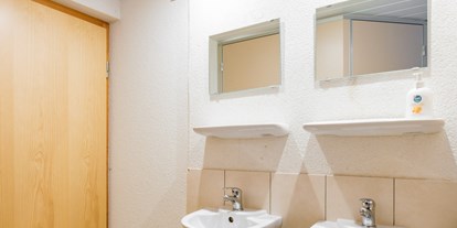 Monteurwohnung - Badezimmer: Gemeinschaftsbad - PLZ 3925 (Schweiz) - Haus Allalin Grächen