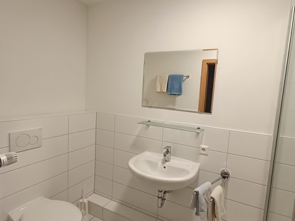 Monteurwohnung - Badezimmer: eigenes Bad - Lüneburger Heide - Badezimmer (1) im Koyahaus  - Missionarisches Zentrum Hanstedt | Das Koyahaus