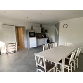 Monteurzimmer - Wohnzimmer mit Küche - OWL Comfort Homes