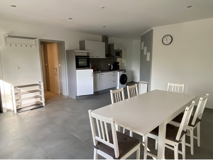Monteurwohnung - Zimmertyp: Einzelzimmer - Teutoburger Wald - Wohnzimmer mit Küche - OWL Comfort Homes