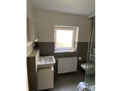 Monteurwohnung - Badezimmer: Gemeinschaftsbad - Hille Hille - OWL Comfort Homes