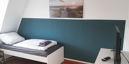 Monteurwohnung - Büden - Schlafzimmer mit TV und Bettwäsche; HomeRent Unterkunft in Magdeburger Altstadt - HomeRent in Magdeburg