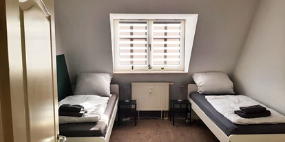 Monteurwohnung - Bettwäsche: Bettwäsche inklusive - Gerwisch - Schlafzimmer mit Einzelbetten in zentraler Lage von Magdeburg - HomeRent in Magdeburg