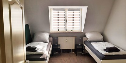 Monteurwohnung - Kühlschrank - PLZ 39130 (Deutschland) - Schlafzimmer mit Einzelbetten in zentraler Lage von Magdeburg - HomeRent in Magdeburg