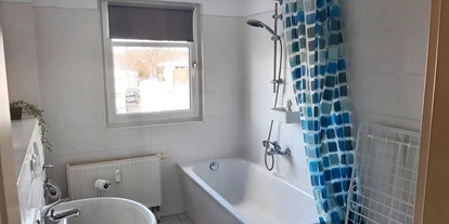 Monteurwohnung - Badezimmer: Gemeinschaftsbad - Groß Rodensleben - HomeRent Unterkunft mit Badezimmer inkl. Duschwanne, WC und Waschbecken - HomeRent in Magdeburg