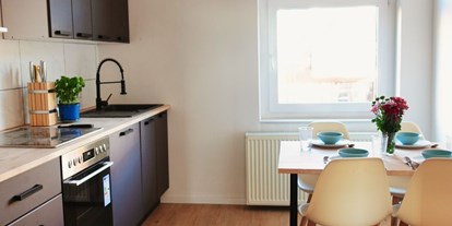 Monteurwohnung - Kühlschrank - PLZ 39114 (Deutschland) - moderne Küche mit Sitzbereich in HomeRent Unterkunft; Altstadt Magdeburg - HomeRent in Magdeburg
