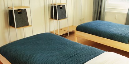 Monteurwohnung - Küche: eigene Küche - Dannigkow - Schlafzimmer mit Ablagefläche in Ferienwohnung in Magdeburg - HomeRent in Magdeburg