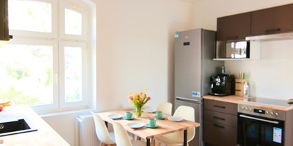 Monteurwohnung - Kühlschrank - Gerwisch - Moderne Küche mit Elektrogeräten und Sitzbereich in Magdeburger Altstadt - HomeRent in Magdeburg