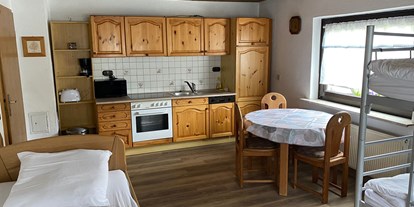 Monteurwohnung - Küche: eigene Küche - Angelburg - Gästezimmer Nr, 1 - Gästezimmer  auf dem Pony und Reiterhof Mai 