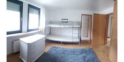 Monteurwohnung - Hunsrück - Schlafzimmer 2 - mit 2 Hochbetten und 4 Schlafplätzen. Beliebig erweiterbar. Direkte Anbindung zu Bad 2. - Monteurswohnung Mosel