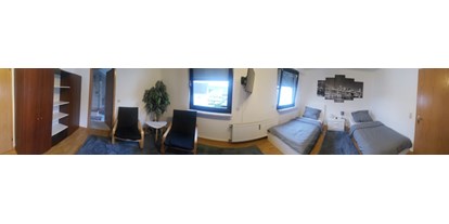 Monteurwohnung - Kühlschrank - Trier - Schlafzimmer 1 mit zwei Einzelbetten und Zugang zu Bad 1 - Monteurwohnung Mosel