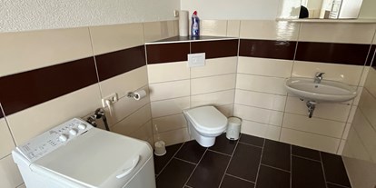 Monteurwohnung - Kühlschrank - PLZ 08058 (Deutschland) - Badezimmer 1 - Wohnung Petra