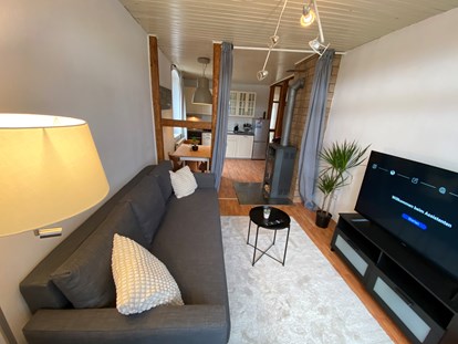 Monteurwohnung - TV - Martinsheim - Mainstr. 30 Wohnzimmer mit Schlafcouch - Gasthof zum goldenen Schiff