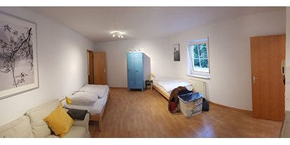 Monteurwohnung - Bettwäsche: Bettwäsche inklusive - PLZ 68229 (Deutschland) - Blick in den Wohn-/ Schlafraum - Appartement Ludwigshafen-Maudach 
