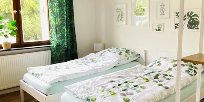 Monteurwohnung - Bettwäsche: Bettwäsche inklusive - PLZ 53881 (Deutschland) - Schlafzimmer 1 mit zwei Einzelbetten  - Eifel-House Fewo