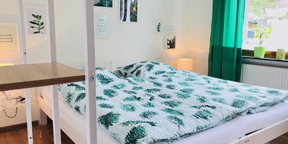 Monteurwohnung - Kühlschrank - Hürth (Rhein-Erft-Kreis) - Schlafzimmer 2 mit Doppelbett. Sie können auch getrennt werden. - Eifel-House Fewo