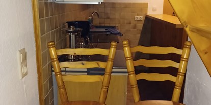 Monteurwohnung - Badezimmer: eigenes Bad - Küchenbereich mit
Mikrowelle, Wasserkocher, Kaffeemaschiene, Ceranfeld, Kühlschrank und Backofen und Geschirr - Kerstin Sabrina Nichterlein
