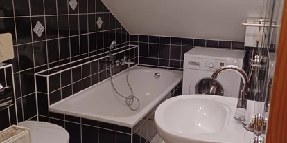 Monteurwohnung - Hund erlaubt - Taubenheim - Bad mit Wanne, Waschnaschienennutzung auf Anfrage möglich - Kerstin Sabrina Nichterlein