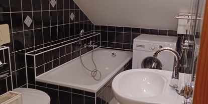 Monteurwohnung - Kaffeemaschine - Bad mit Wanne, Waschnaschienennutzung auf Anfrage möglich - Kerstin Sabrina Nichterlein