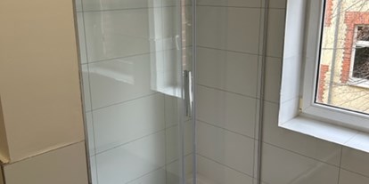 Monteurwohnung - Badezimmer: eigenes Bad - Plötzky - Badezimmer / Dusche - 2 Zimmer in der Gutenbergstraße - Magedeburg