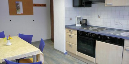 Monteurwohnung - Badezimmer: eigenes Bad - Neusäß - Küche; Essplatz - Augsburg - Günstige Monteurzimmer /Monteurwohnung Gästezimmer