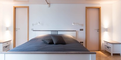 Monteurwohnung - Kühlschrank - PLZ 24145 (Deutschland) - Schlafzimmer mit Doppelbett und begehbarem Kleiderschrank. Zugang zum Hauptbad mit Hauptdusche und Whirlpool. - Lara Loft