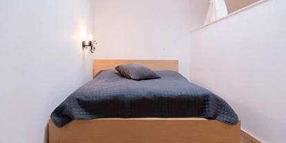 Monteurwohnung - Zimmertyp: Doppelzimmer - Stein (Kreis Plön) - Doppelbett 1 Etage mit großzügigem Kleiderschrank und Zugang zur Sauna.  - Lara Loft