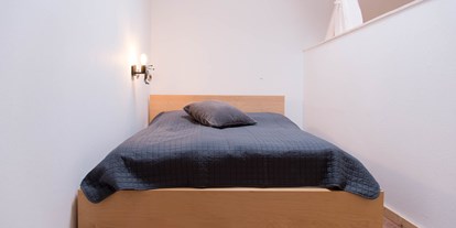 Monteurwohnung - Hund erlaubt - PLZ 24114 (Deutschland) - Doppelbett 1 Etage mit großzügigem Kleiderschrank und Zugang zur Sauna.  - Lara Loft