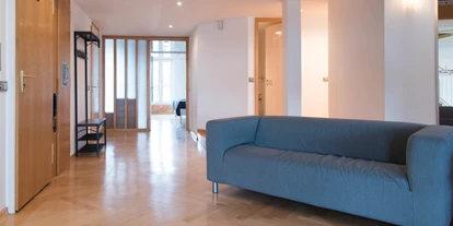 Monteurwohnung - Zimmertyp: Doppelzimmer - Stein (Kreis Plön) - Flur mit Garderobe und Zugang zum Fahrstuhl / Küche / Gäste-WC / Gäste-Dusche - Lara Loft