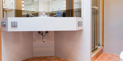 Monteurwohnung - Waschmaschine - Stein (Kreis Plön) - Waschtisch Hauptbad mit großem Spiegel - Lara Loft