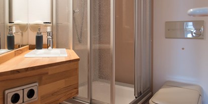 Monteurwohnung - Zimmertyp: Doppelzimmer - PLZ 24247 (Deutschland) - Gäste-WC mit Gäste-Dusche.  - Lara Loft