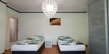 Monteurwohnung - Bettwäsche: Bettwäsche inklusive - Enzersfeld im Weinviertel - Schlafzimmer - Arbeiterquartier 15 Minuten vor Wien