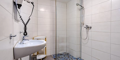 Monteurwohnung - Bettwäsche: Bettwäsche inklusive - PLZ 21217 (Deutschland) - Modernes Gemeinschaftsbad mit großer, ebenerdiger Dusche. - Hostel am Stover Strand