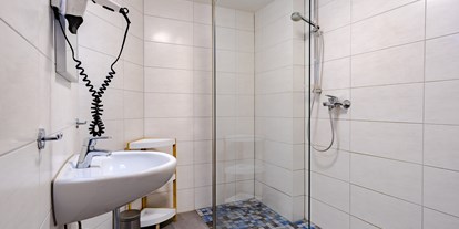 Monteurwohnung - Badezimmer: Gemeinschaftsbad - Hamburg Curslack - Modernes Gemeinschaftsbad mit großer, ebenerdiger Dusche. - Hostel am Stover Strand