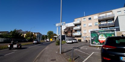 Monteurwohnung - Parkplatz: kostenlose Parkplätze in der Straße - Köln - Parkplatz, HomeRent Unterkunft in Bergisch Gladbach - HomeRent in Bergisch Gladbach