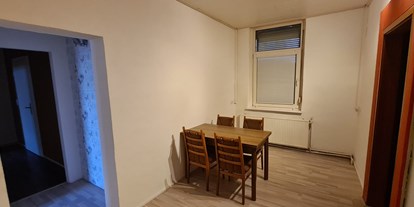 Monteurwohnung - Kühlschrank - Thalheim (Anhalt-Bitterfeld) - die 3 Raumwohnung mit Wohnzimmer - Monteurwohnung für 1 bis 11 Personen 