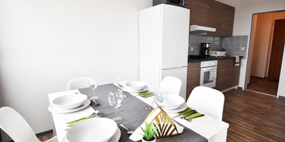 Monteurwohnung - Küche: eigene Küche - PLZ 47800 (Deutschland) - Essbereich und Küche, HomeRent Unterkunft in Duisburg - HomeRent in Duisburg