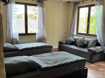 Monteurwohnung - Bettwäsche: Bettwäsche inklusive - PLZ 67657 (Deutschland) - Teil des Schlafraums mit Einzelbetten - Haus Roth Dell