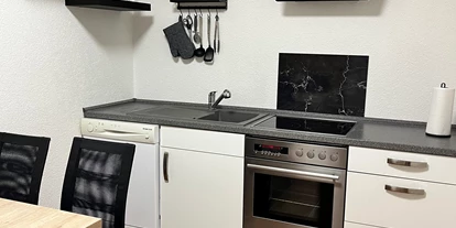 Monteurwohnung - Zimmertyp: Einzelzimmer - Standenbühl - Teil der Küche mit Esstisch  - Haus Roth Dell