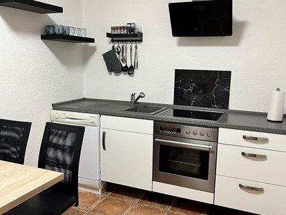 Monteurwohnung - Kühlschrank - Ramsen (Donnersbergkreis) - Teil der Küche mit Esstisch  - Haus Roth Dell