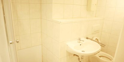 Monteurwohnung - Badezimmer: eigenes Bad - PLZ 40721 (Deutschland) - Badezimmer, HomeRent Unterkunft in Wuppertal - HomeRent in Wuppertal