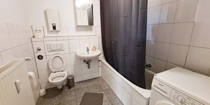 Monteurwohnung - Badezimmer: eigenes Bad - PLZ 51065 (Deutschland) - Badezimmer, HomeRent Unterkunft in Langenfeld - HomeRent in Langenfeld