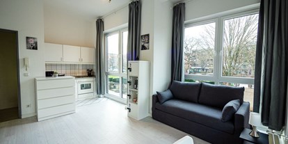 Monteurwohnung - Zimmertyp: Doppelzimmer - PLZ 22339 (Deutschland) - Wohn-/Schlafzimmer, HomeRent Unterkunft in Ahrensburg - HomeRent in Ahrensburg